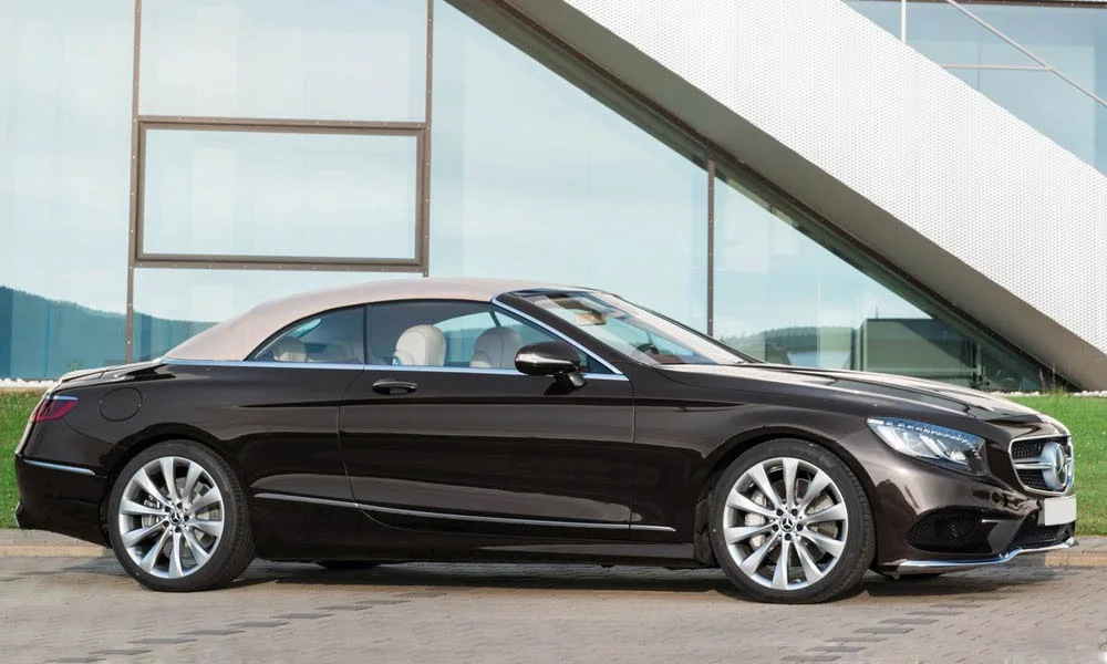 Фото Mercedes-Benz S-Class — вид спереди, фото 17. Анфас: пропорции капота, посадка кузова и графика ходовых огней. Дневные ходовые огни включаются автоматически с запуском Mercedes-Benz S-Class — вид спереди, фото 17