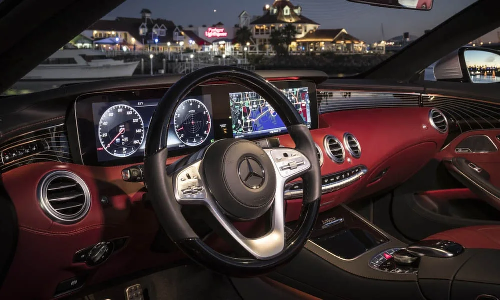 Фото Mercedes-Benz S-Class — приборная панель. Экран приборов за рулём — вся ходовая информация перед глазами. Запас хода и расход выводятся крупно — главные цифры ежедневных поездок Mercedes-Benz S-Class — приборная панель