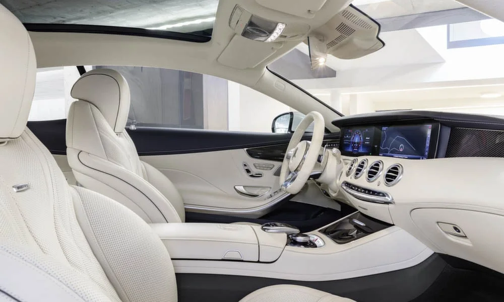Фото Mercedes-Benz S-Class — интерьер, фото 4. Общий план салона: архитектура панели, консоль и кресла. Уровень отделки читается по стыкам панелей и мягким поверхностям в зонах касания Mercedes-Benz S-Class — интерьер, фото 4
