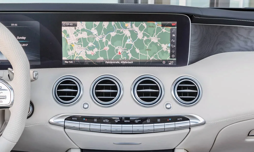 Фото Mercedes-Benz S-Class — экран мультимедиа, фото 2. Горизонтальный экран мультимедиа на передней панели. Быстрота отклика интерфейса важнее диагонали — оцените её на тест-драйве Mercedes-Benz S-Class — экран мультимедиа, фото 2