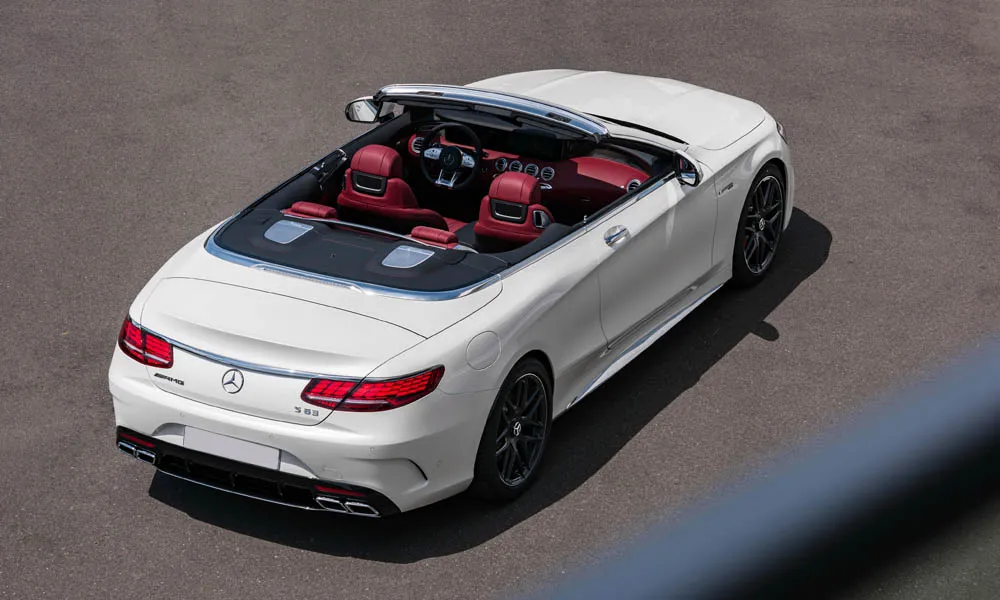Фото Mercedes-Benz S-Class — вид сзади, фото 9. Корма в белом цвете: графика фонарей и пластика пятой двери. Насадки выхлопа или их имитация внизу бампера различают версии Mercedes-Benz S-Class — вид сзади, фото 9