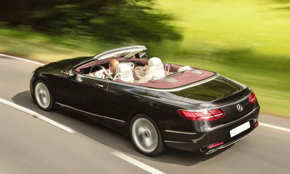 Фото Mercedes-Benz S-Class — вид сзади, фото 12. Чёрный кузов сзади — фонари и бампер определяют ночной образ модели. Светодиодная полоса или раздельные секции — задняя оптика стала главным украшением кормы Mercedes-Benz S-Class — вид сзади, фото 12