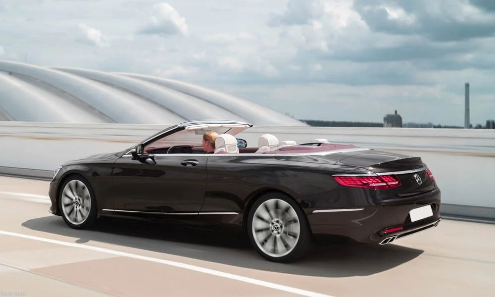 Фото Mercedes-Benz S-Class — вид сзади, фото 13. Коричневый кузов сзади — фонари и бампер определяют ночной образ модели Mercedes-Benz S-Class — вид сзади, фото 13