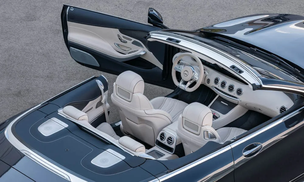 Фото Mercedes-Benz S-Class — крыша, фото 2. Крыша сверху: остекление, рейлинги и антенна-плавник. Панорамное стекло зрительно увеличивает салон; шторка спасает в жару Mercedes-Benz S-Class — крыша, фото 2
