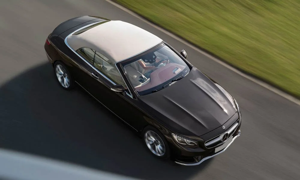 Фото Mercedes-Benz S-Class — крыша, фото 4. Крыша сверху: остекление, рейлинги и антенна-плавник. Рейлинги рассчитаны на поперечины для бокса или велокреплений Mercedes-Benz S-Class — крыша, фото 4