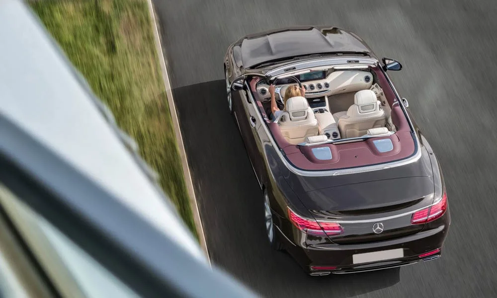 Фото Mercedes-Benz S-Class — крыша, фото 5. Линия крыши и панорамное остекление с высоты. Панорамное стекло зрительно увеличивает салон; шторка спасает в жару Mercedes-Benz S-Class — крыша, фото 5