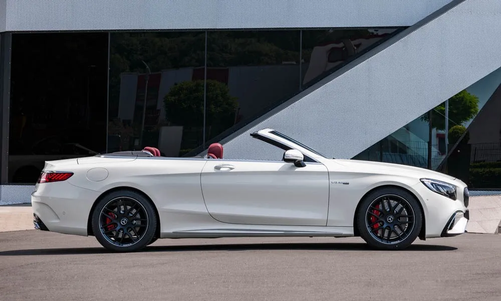 Фото Mercedes-Benz S-Class — вид сбоку, фото 5. Сбоку читаются линия остекления и характер выштамповок на белом кузове Mercedes-Benz S-Class — вид сбоку, фото 5