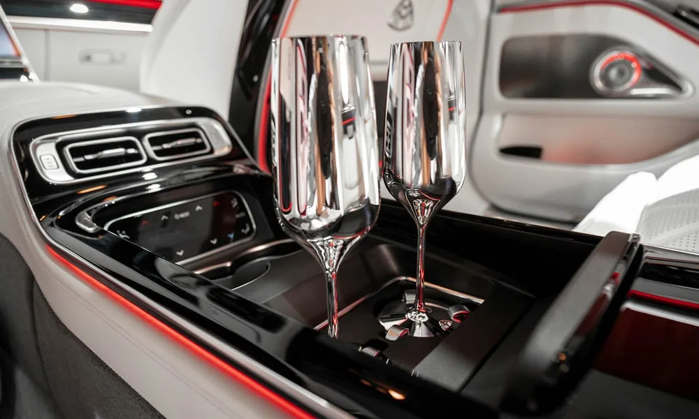 Фото Mercedes-Benz S-Class Maybach — центральная консоль, фото 2. Подстаканники и ниши для мелочей между креслами. Продуманное хранение: подстаканники, ниша для смартфона и глубокий бокс Mercedes-Benz S-Class Maybach — центральная консоль, фото 2