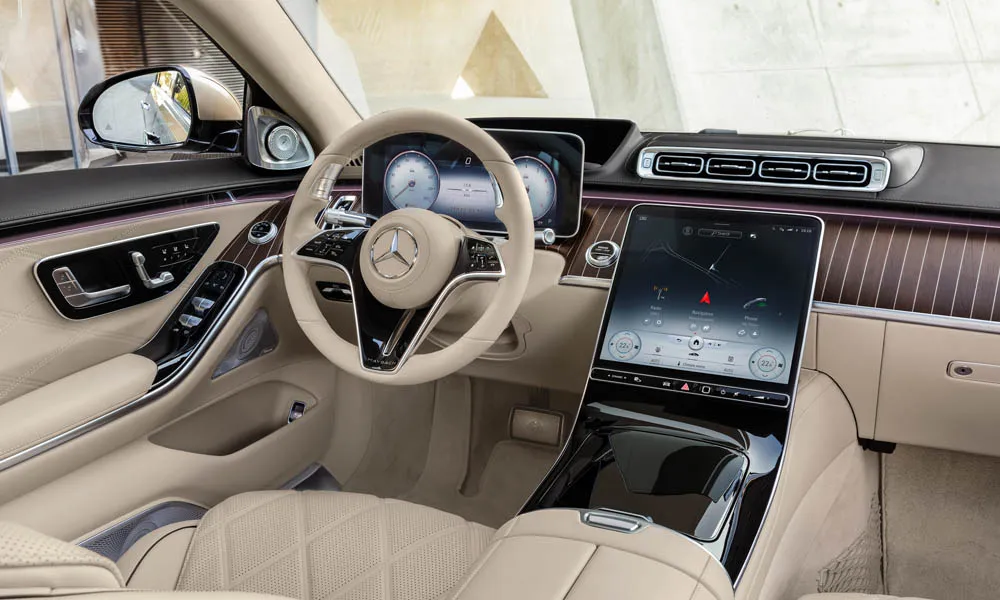 Фото Mercedes-Benz S-Class Maybach — передняя панель. Передняя панель в светлой бежевой отделке: расположение экранов и дефлекторов. Минимум физических кнопок — ставка на экранное управление Mercedes-Benz S-Class Maybach — передняя панель