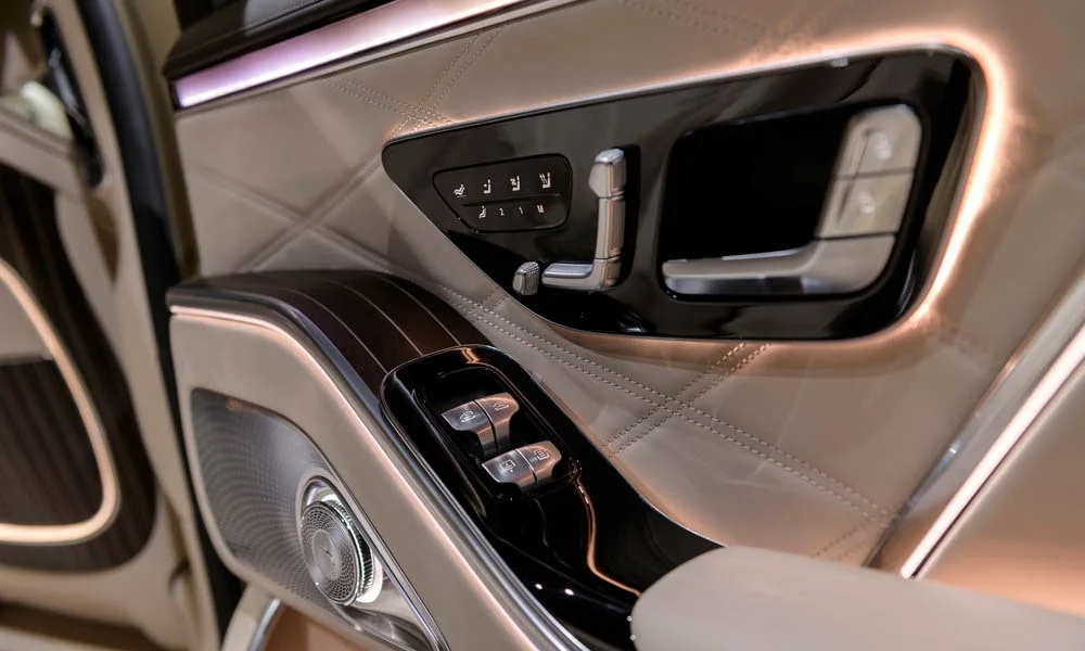 Фото Mercedes-Benz S-Class Maybach — дверная карта. Дверная карта в светлой бежевой отделке: подлокотник, динамик и блок стеклоподъёмников Mercedes-Benz S-Class Maybach — дверная карта