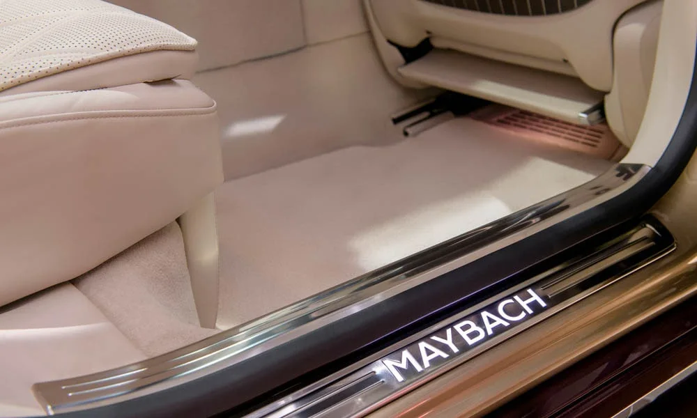 Фото Mercedes-Benz S-Class Maybach — дверная карта, фото 2. Подлокотник, динамик и блок стеклоподъёмников Mercedes-Benz S-Class Maybach — дверная карта, фото 2