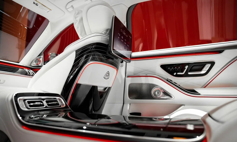 Фото Mercedes-Benz S-Class Maybach — дверная карта, фото 3. Внутренняя панель двери: сочетание материалов и компоновка управления в красно-чёрной гамме. Мягкая вставка в зоне локтя — то, что чувствуешь каждый день Mercedes-Benz S-Class Maybach — дверная карта, фото 3