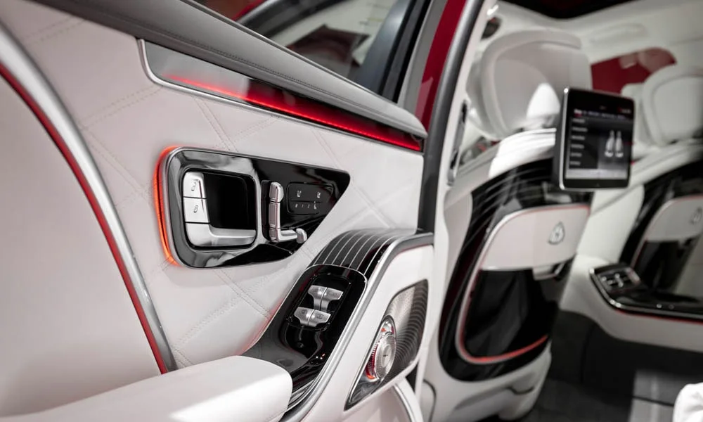 Фото Mercedes-Benz S-Class Maybach — дверная карта, фото 4. Подлокотник, динамик и блок стеклоподъёмников Mercedes-Benz S-Class Maybach — дверная карта, фото 4