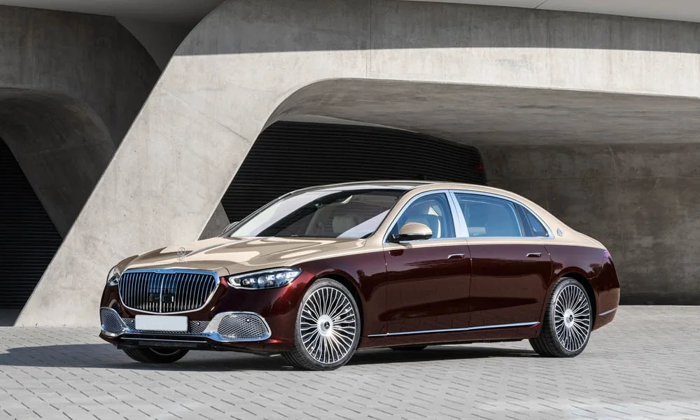 Фото Mercedes-Benz S-Class Maybach — вид спереди. Анфас: пропорции капота, посадка кузова и графика ходовых огней Mercedes-Benz S-Class Maybach — вид спереди
