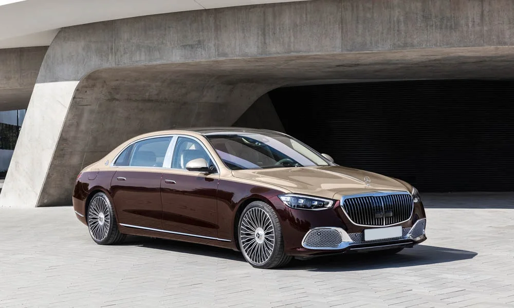 Фото Mercedes-Benz S-Class Maybach — вид спереди, фото 2. Коричневый кузов, строгая симметрия оптики — базовый ракурс знакомства с дизайном. Дневные ходовые огни включаются автоматически с запуском Mercedes-Benz S-Class Maybach — вид спереди, фото 2