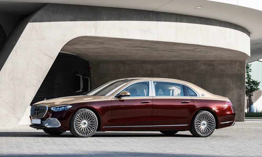 Фото Mercedes-Benz S-Class Maybach — вид спереди, фото 3. Передок в коричневом исполнении — крупная светотехника и выразительный бампер. Дневные ходовые огни включаются автоматически с запуском Mercedes-Benz S-Class Maybach — вид спереди, фото 3