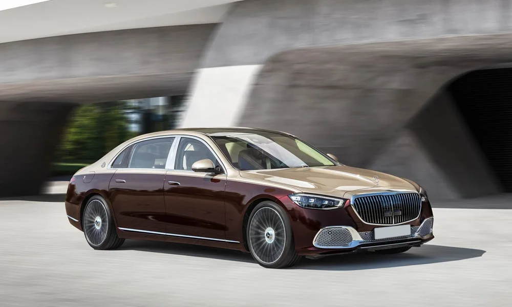 Фото Mercedes-Benz S-Class Maybach — вид спереди, фото 4. Передок в коричневом исполнении — крупная светотехника и выразительный бампер Mercedes-Benz S-Class Maybach — вид спереди, фото 4