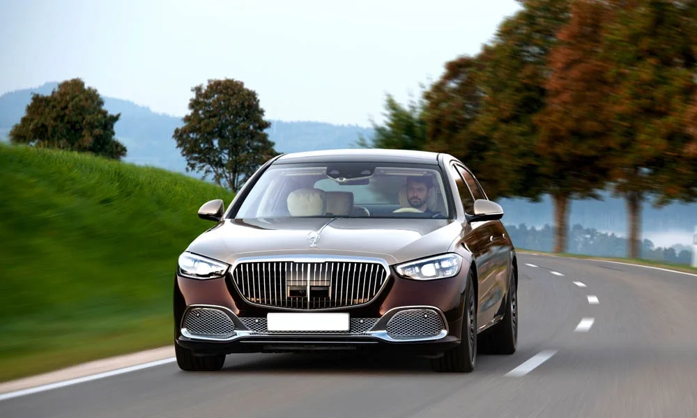 Фото Mercedes-Benz S-Class Maybach — вид спереди, фото 5. Передок в коричневом исполнении — крупная светотехника и выразительный бампер. Дневные ходовые огни включаются автоматически с запуском Mercedes-Benz S-Class Maybach — вид спереди, фото 5