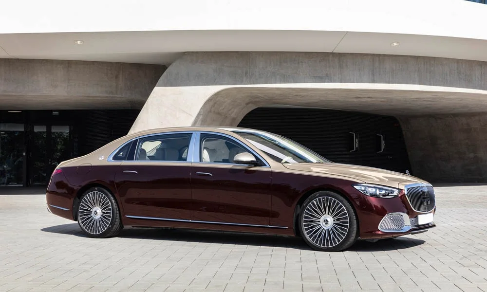 Фото Mercedes-Benz S-Class Maybach — вид спереди, фото 6. Передок в коричневом исполнении — крупная светотехника и выразительный бампер Mercedes-Benz S-Class Maybach — вид спереди, фото 6