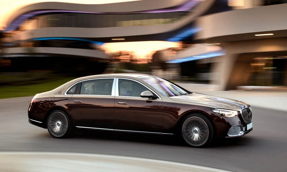Фото Mercedes-Benz S-Class Maybach — вид спереди, фото 7. Передок в коричневом исполнении — крупная светотехника и выразительный бампер Mercedes-Benz S-Class Maybach — вид спереди, фото 7