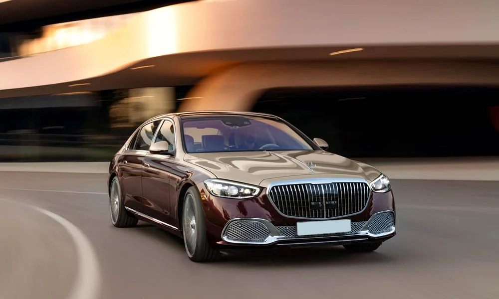 Фото Mercedes-Benz S-Class Maybach — вид спереди, фото 8. Анфас: пропорции капота, посадка кузова и графика ходовых огней. Рисунок ходовых огней — подпись модели, по нему её узнают в потоке Mercedes-Benz S-Class Maybach — вид спереди, фото 8