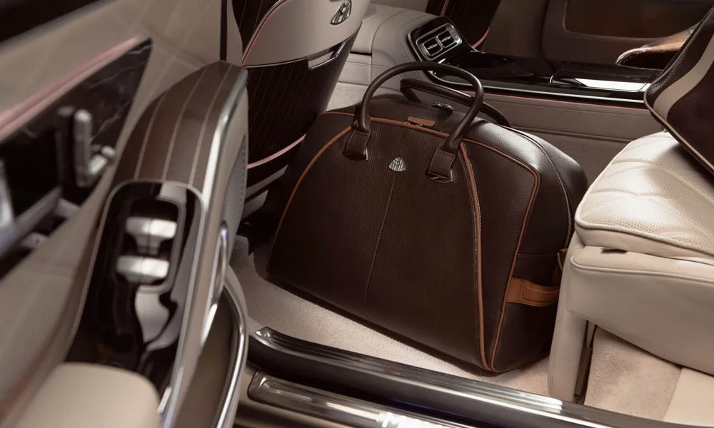 Фото Mercedes-Benz S-Class Maybach — интерьер, фото 2. Общий план салона: архитектура панели, консоль и кресла. Уровень отделки читается по стыкам панелей и мягким поверхностям в зонах касания Mercedes-Benz S-Class Maybach — интерьер, фото 2