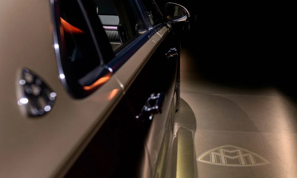 Фото Mercedes-Benz S-Class Maybach — интерьер, фото 3. Общий план салона: архитектура панели, консоль и кресла. Уровень отделки читается по стыкам панелей и мягким поверхностям в зонах касания Mercedes-Benz S-Class Maybach — интерьер, фото 3