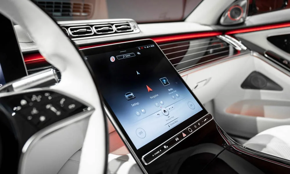 Фото Mercedes-Benz S-Class Maybach — интерьер, фото 4. Общий план салона: архитектура панели, консоль и кресла. Светлая гамма зрительно расширяет салон, тёмная — практичнее в уходе Mercedes-Benz S-Class Maybach — интерьер, фото 4