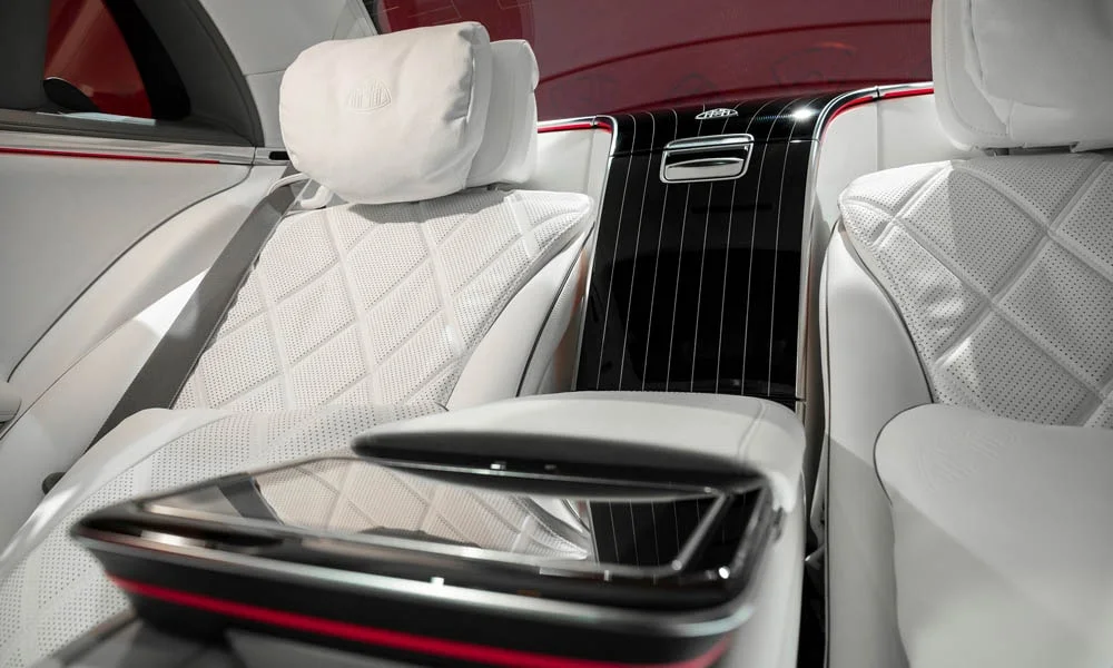 Фото Mercedes-Benz S-Class Maybach — интерьер, фото 8. Общий план салона: архитектура панели, консоль и кресла Mercedes-Benz S-Class Maybach — интерьер, фото 8