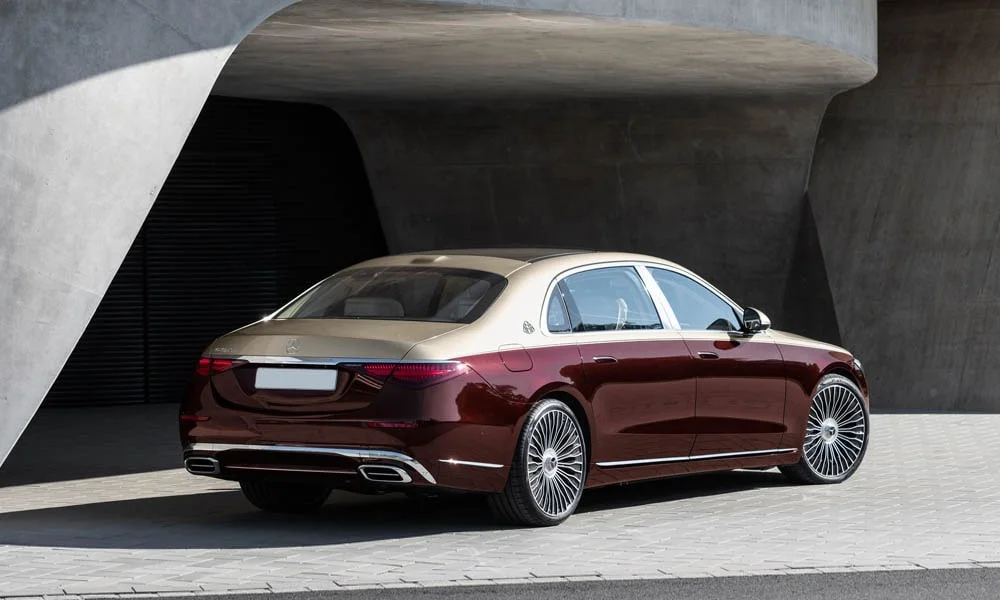 Фото Mercedes-Benz S-Class Maybach — вид сзади. Графика фонарей, бампер и оформление пятой двери. Светодиодная полоса или раздельные секции — задняя оптика стала главным украшением кормы Mercedes-Benz S-Class Maybach — вид сзади