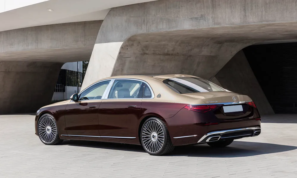 Фото Mercedes-Benz S-Class Maybach — вид сзади, фото 2. Корма в коричневом цвете: графика фонарей и пластика пятой двери. Насадки выхлопа или их имитация внизу бампера различают версии Mercedes-Benz S-Class Maybach — вид сзади, фото 2