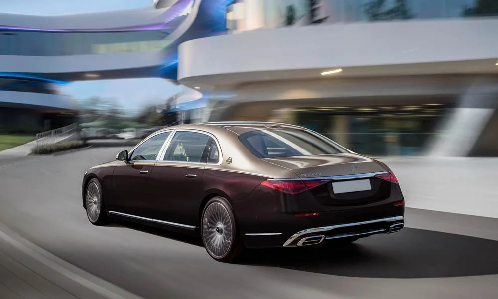 Фото Mercedes-Benz S-Class Maybach — вид сзади, фото 3. Корма в коричневом цвете: графика фонарей и пластика пятой двери Mercedes-Benz S-Class Maybach — вид сзади, фото 3