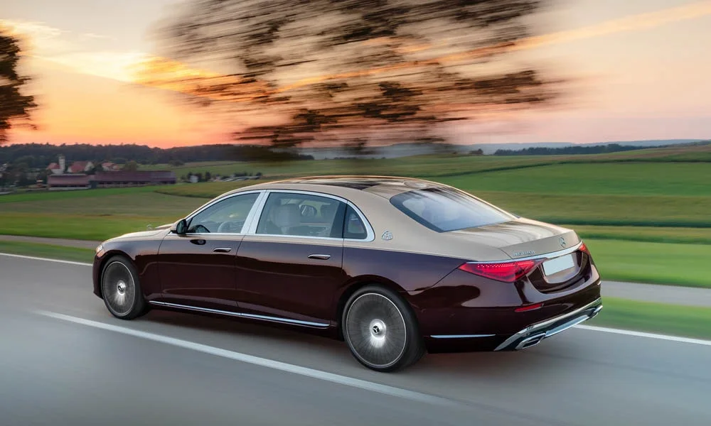 Фото Mercedes-Benz S-Class Maybach — вид сзади, фото 4. Графика фонарей, бампер и оформление пятой двери. Насадки выхлопа или их имитация внизу бампера различают версии Mercedes-Benz S-Class Maybach — вид сзади, фото 4