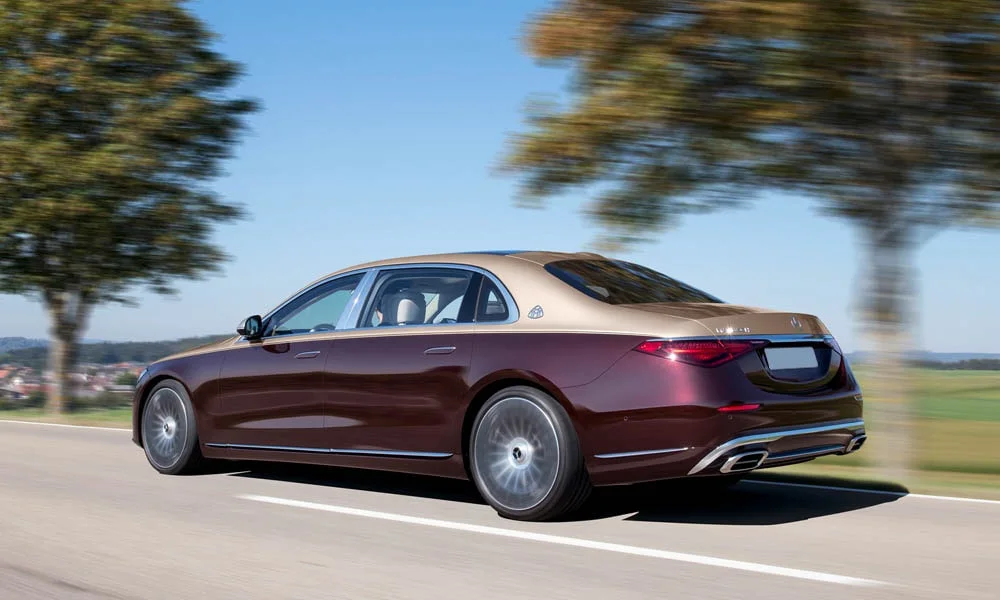 Фото Mercedes-Benz S-Class Maybach — вид сзади, фото 5. Линия крыши, стойки и задняя дверь в коричневом исполнении. Насадки выхлопа или их имитация внизу бампера различают версии Mercedes-Benz S-Class Maybach — вид сзади, фото 5