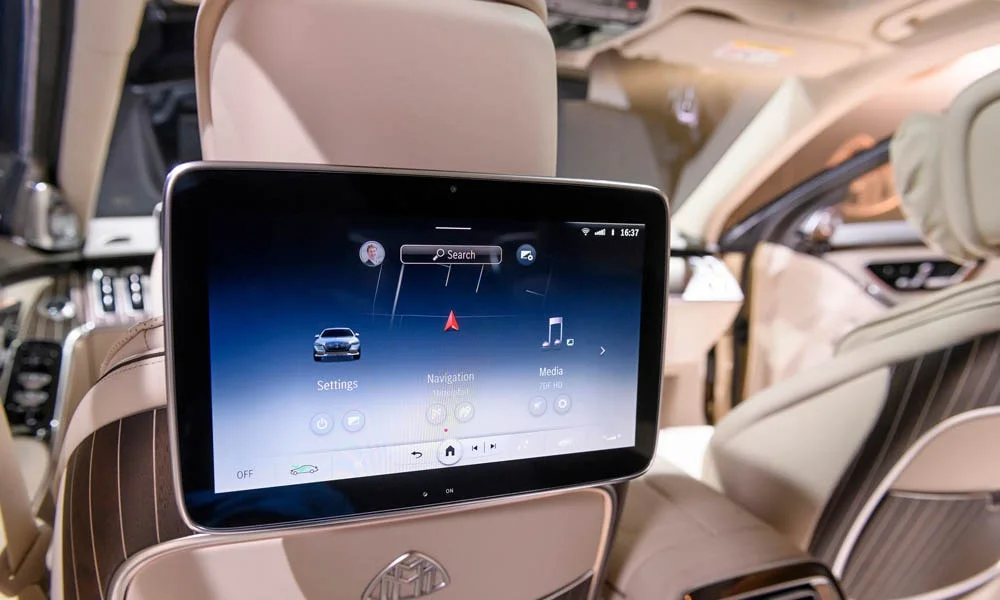 Фото Mercedes-Benz S-Class Maybach — экран для задних пассажиров. Личный дисплей задних мест: медиа и настройки климата. Управление климатом и мультимедиа второго ряда — прямо с этого экрана Mercedes-Benz S-Class Maybach — экран для задних пассажиров