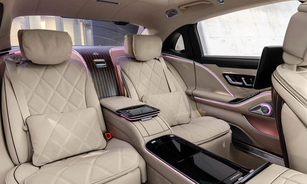 Фото Mercedes-Benz S-Class Maybach — задние сиденья. Второй ряд: профиль дивана, подголовники и обивка из стёганой коже. Спинки складываются под длинные грузы у большинства версий Mercedes-Benz S-Class Maybach — задние сиденья