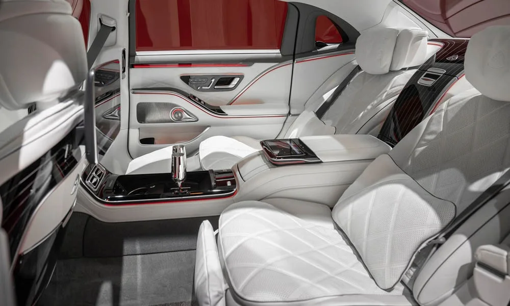 Фото Mercedes-Benz S-Class Maybach — задние сиденья, фото 2. Второй ряд: профиль дивана, подголовники и обивка из стёганой коже. Крепления ISOFIX для детских кресел — в основании спинки Mercedes-Benz S-Class Maybach — задние сиденья, фото 2