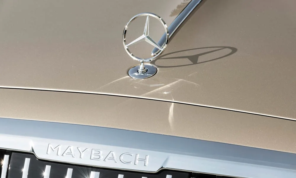 Фото Mercedes-Benz S-Class Maybach — крыша. Крыша сверху: остекление, рейлинги и антенна-плавник. Панорамное стекло зрительно увеличивает салон; шторка спасает в жару Mercedes-Benz S-Class Maybach — крыша