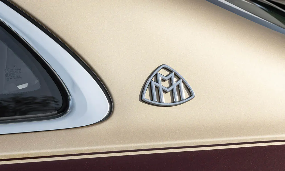 Фото Mercedes-Benz S-Class Maybach — крыша, фото 2. Крыша сверху: остекление, рейлинги и антенна-плавник Mercedes-Benz S-Class Maybach — крыша, фото 2