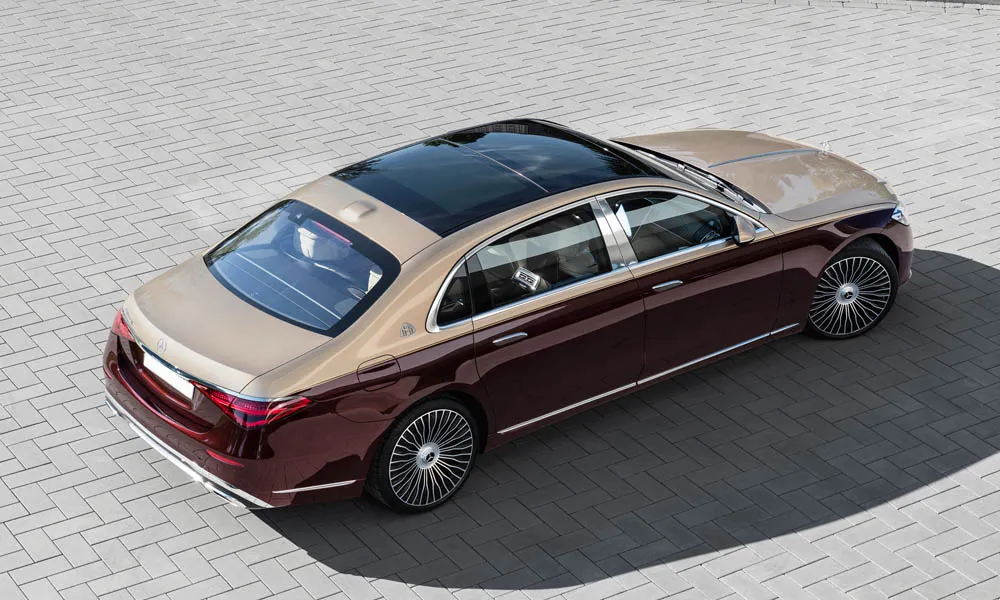 Фото Mercedes-Benz S-Class Maybach — крыша, фото 4. Крыша сверху: остекление, рейлинги и антенна-плавник. Панорамное стекло зрительно увеличивает салон; шторка спасает в жару Mercedes-Benz S-Class Maybach — крыша, фото 4