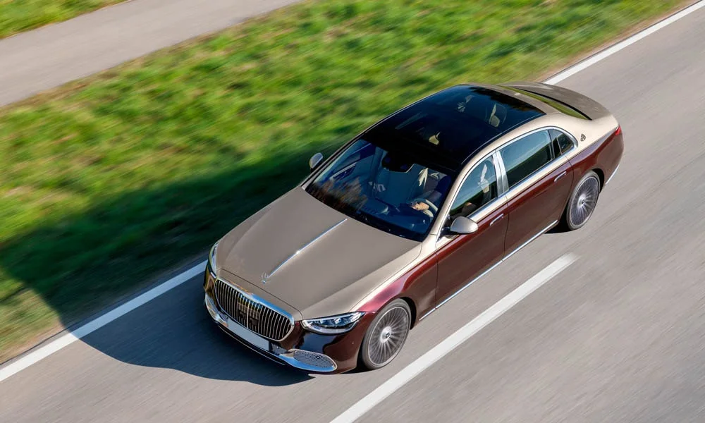 Фото Mercedes-Benz S-Class Maybach — крыша, фото 5. Крыша сверху: остекление, рейлинги и антенна-плавник. Панорамное стекло зрительно увеличивает салон; шторка спасает в жару Mercedes-Benz S-Class Maybach — крыша, фото 5
