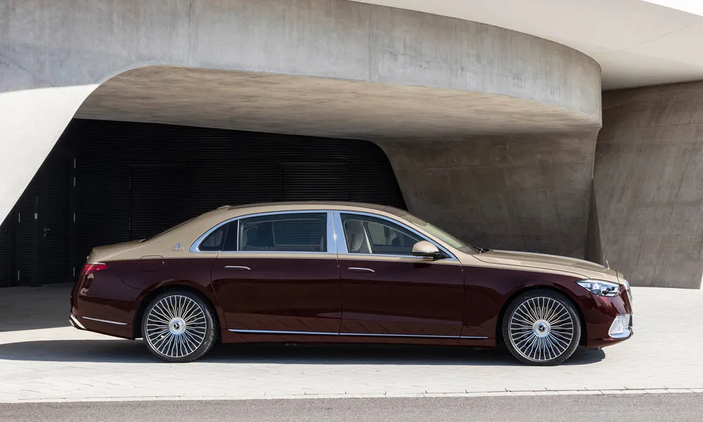 Фото Mercedes-Benz S-Class Maybach — вид сбоку. Профиль кузова: колёсная база, свесы и линия остекления. Длинная база — простор второго ряда; короткие свесы упрощают парковку Mercedes-Benz S-Class Maybach — вид сбоку