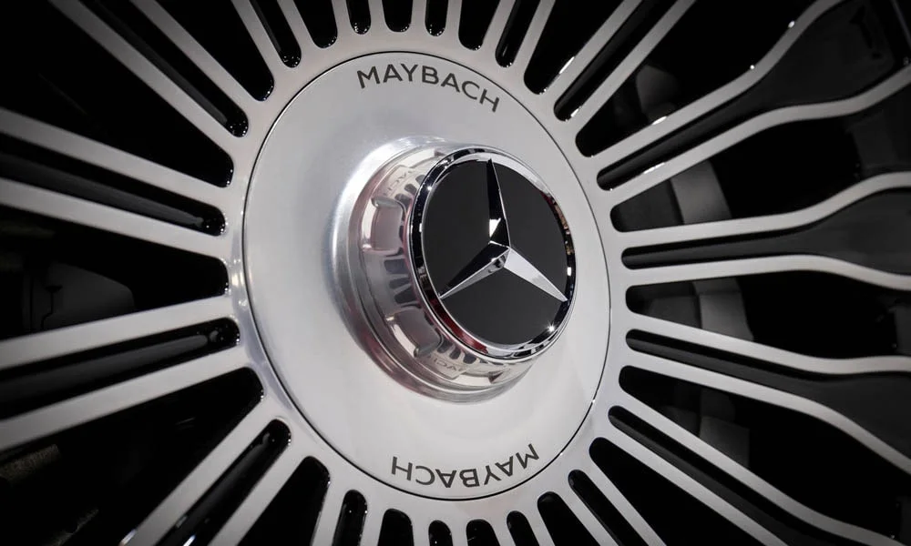 Фото Mercedes-Benz S-Class Maybach — колесо и диск. Дизайн спиц и профиль резины крупным планом. При подборе зимнего комплекта сохраняйте наружный диаметр колеса Mercedes-Benz S-Class Maybach — колесо и диск