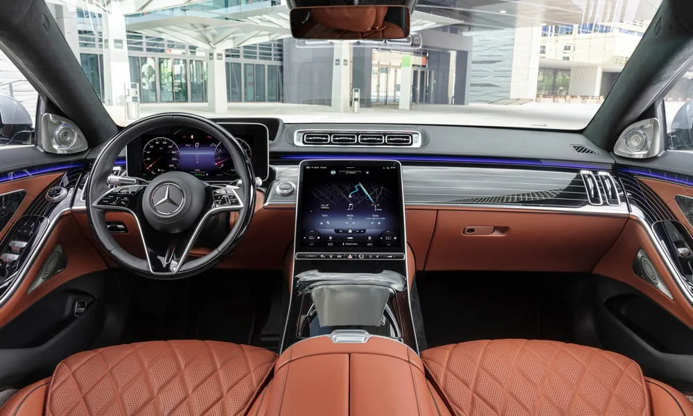 Фото Mercedes-Benz S-Class — передняя панель. Компоновка экранов, дефлекторов и консоли Mercedes-Benz S-Class — передняя панель