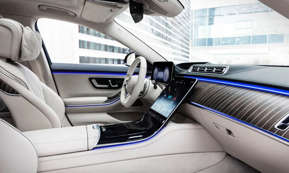 Фото Mercedes-Benz S-Class — передняя панель, фото 7. Архитектура передней панели: ярусы, вставки и консоль в светлой бежевой гамме. Мягкие материалы верхнего яруса и вставки задают уровень интерьера Mercedes-Benz S-Class — передняя панель, фото 7
