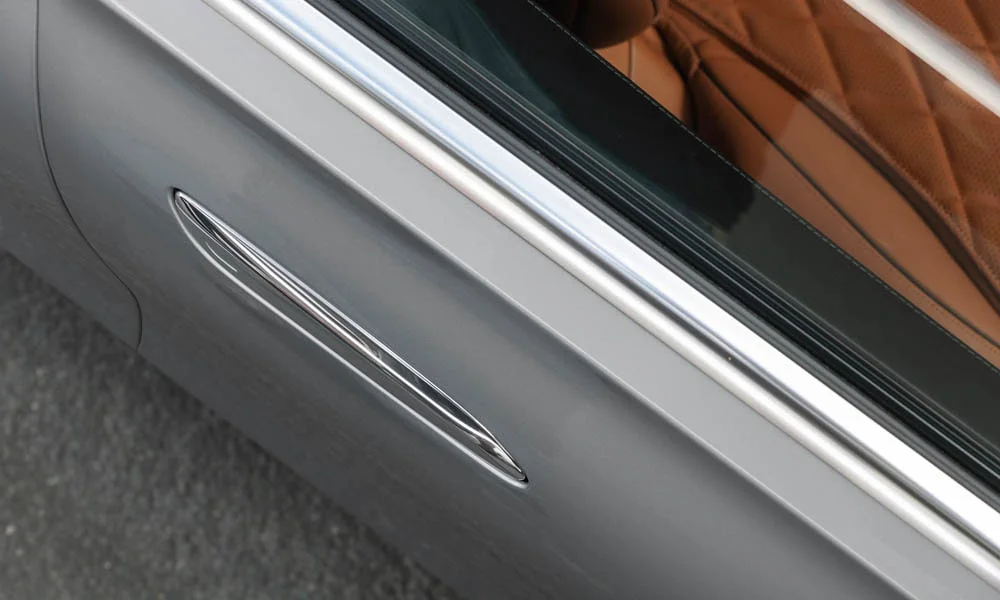 Фото Mercedes-Benz S-Class — дверная ручка. Ручка двери: утопленное или классическое исполнение — деталь ежедневного контакта. Бесключевой доступ будит машину при касании ручки Mercedes-Benz S-Class — дверная ручка