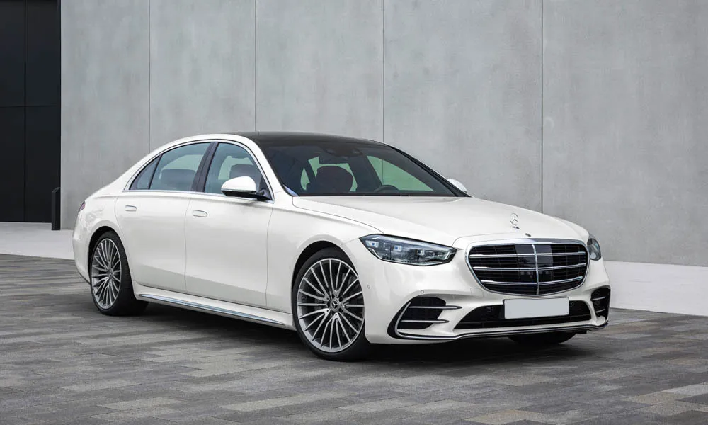 Фото Mercedes-Benz S-Class — вид спереди. Оптика, решётка и бампер — первое впечатление о модели. Рисунок ходовых огней — подпись модели, по нему её узнают в потоке Mercedes-Benz S-Class — вид спереди