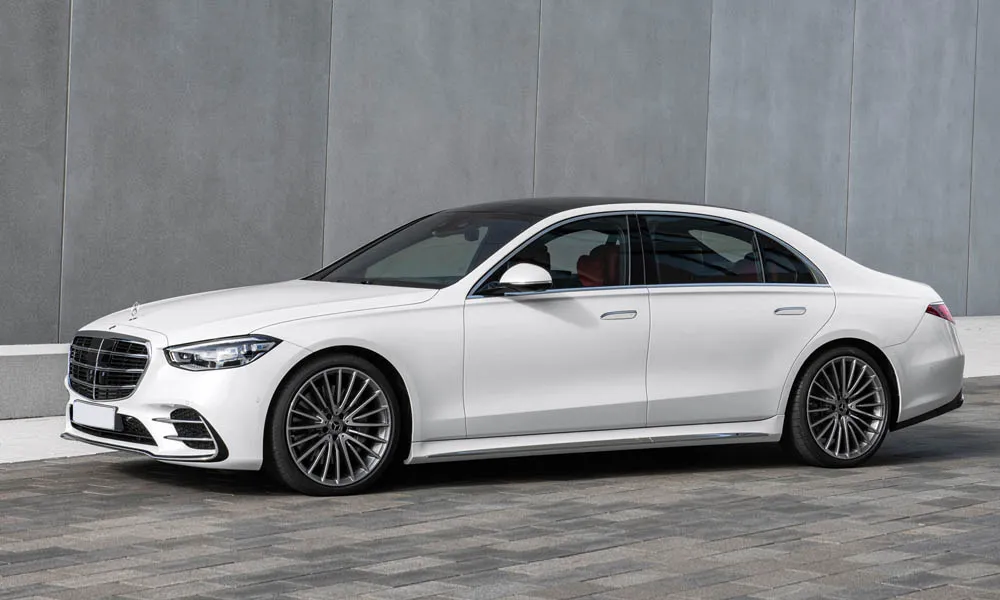 Фото Mercedes-Benz S-Class — вид спереди, фото 2. Кузов в белом цвете: рисунок оптики и решётки задаёт узнаваемое «лицо» модели Mercedes-Benz S-Class — вид спереди, фото 2