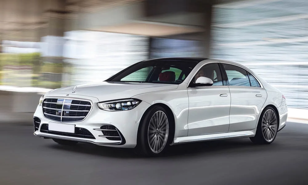 Фото Mercedes-Benz S-Class — вид спереди, фото 4. Анфас: пропорции капота, посадка кузова и графика ходовых огней. Рисунок ходовых огней — подпись модели, по нему её узнают в потоке Mercedes-Benz S-Class — вид спереди, фото 4