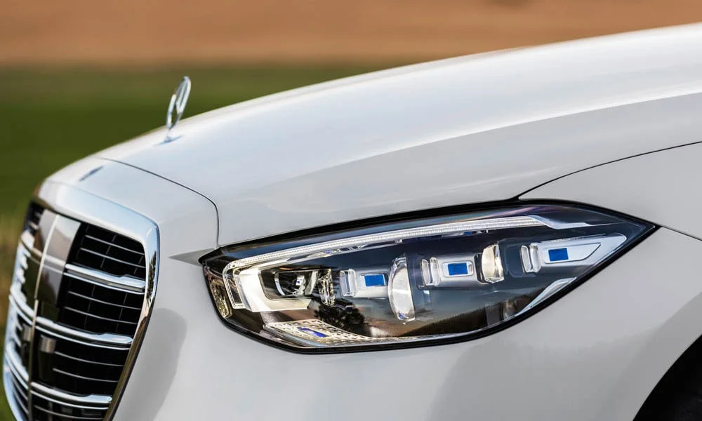 Фото Mercedes-Benz S-Class — вид спереди, фото 5. Белый кузов, строгая симметрия оптики — базовый ракурс знакомства с дизайном Mercedes-Benz S-Class — вид спереди, фото 5